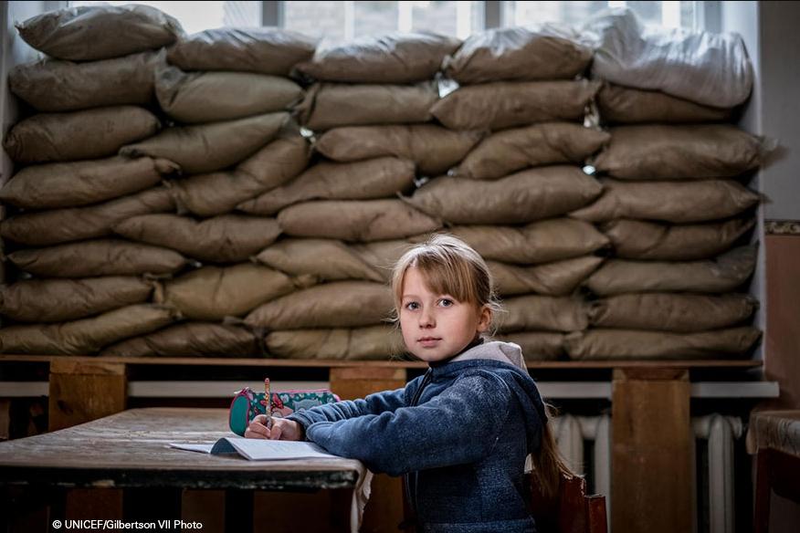 Refugio antiaéreo para niños en Ucrania