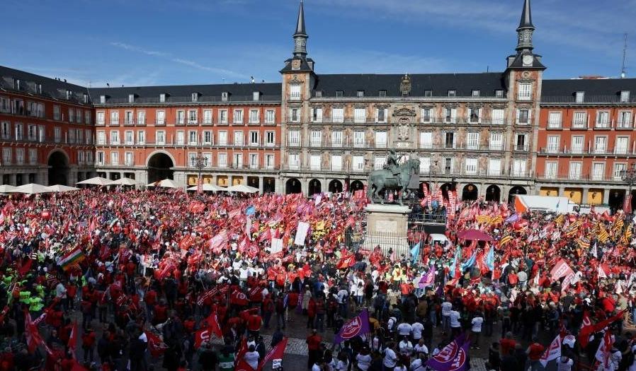 Miles de trabajadores protestan en Madrid exigiendo salarios más altos
